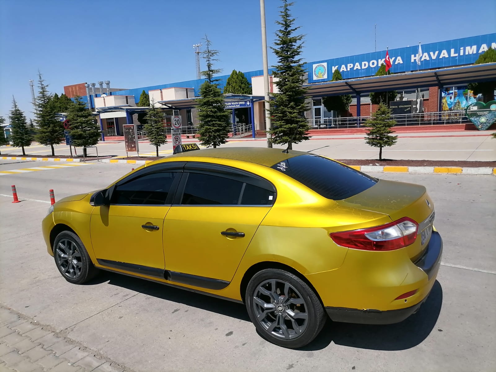 Nevşehir Kapadokya Havalimanı önünde Çavuşin Taksi transfer aracı